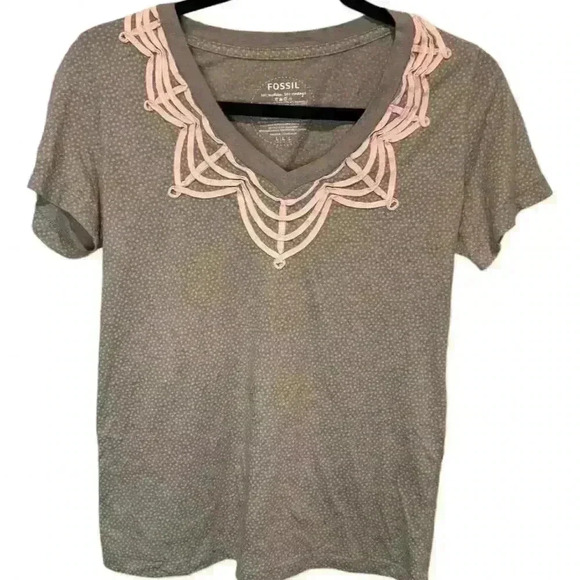 Fossil Women's  V-Neck Short Sleeve Gray Top w pink embroidery Size Large - Picture 1 of 7